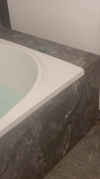 Kakak ipar meninggalkan saudara ipar saat mandi dan menendang pantat