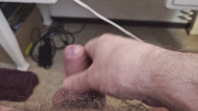 Pellefnatt: Papi s’assoit dans le fauteuil et joue avec sa petite...