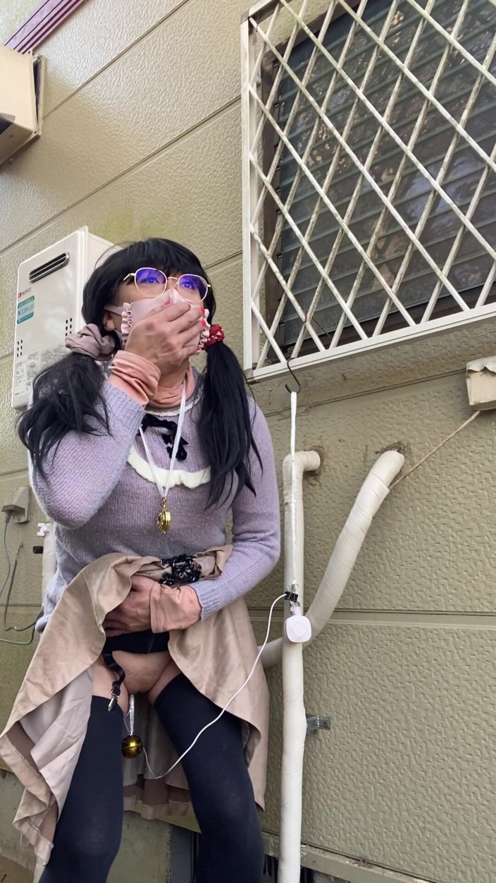 megu2002: No117 Прячусь в тени дома соседа и мастурбую.