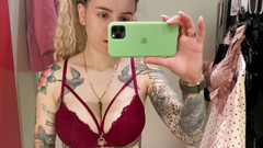 Barbietatoo1: 放蕩のための試着室の赤い下着