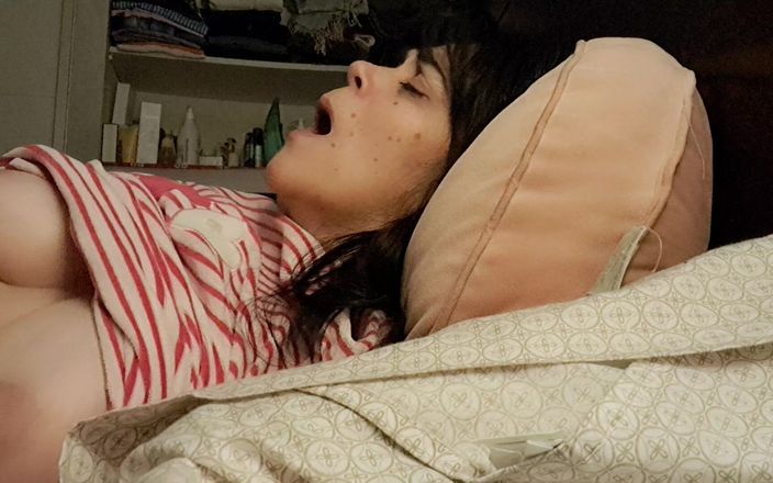 Mommy big hairy pussy: Une belle-mère imagine que c’était un rêve et c’était la...