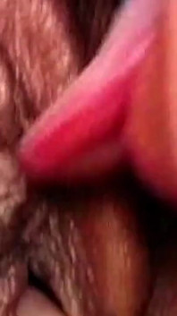 Lesbianas maduras devorando coños mojados en orgía grupal descuidada