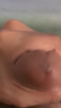 Ik streel langzaam mijn pik met olie, denkend aan Desi vriendin