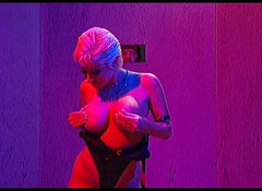 Oral Pleasures: Blonďatá milfka si hraje se dvěma ptáky na gloryhole