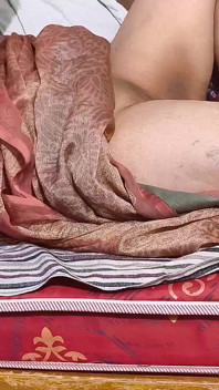 Erotic Bhabhi Cheats on Husband Fucks Delivery Man