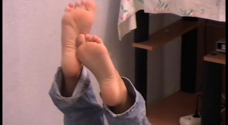 Foot Girls: Đọc báo và thư giãn đôi chân mệt mỏi