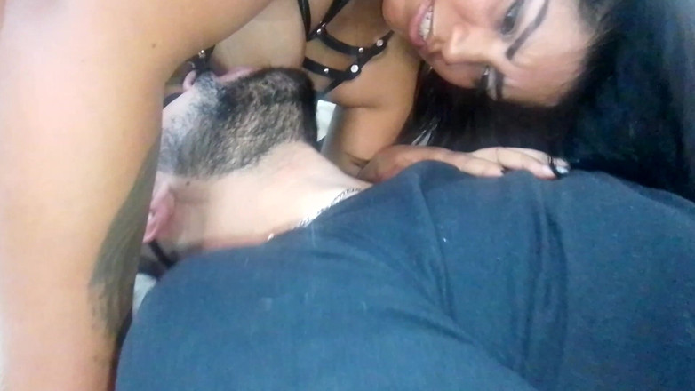 Raquel Cardoso Da Rosa: Assis sur son visage