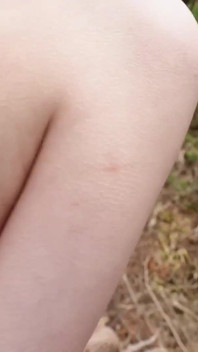 一个美丽、天真、娇小的女孩谎称生病了，错过了与老师在一起的课堂。
