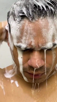 Hubený velký čůrák šuká pasivního ve vaně