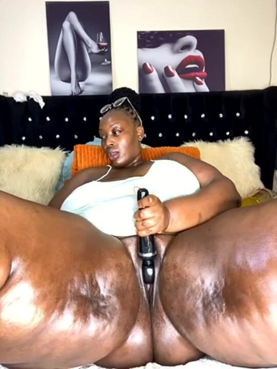 Legendary Booty Overdose: Preta gordinha provocando e negando