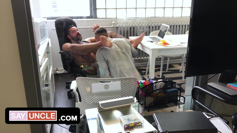Say Uncle: Due colleghi muscolosi sono bloccati in ufficio durante il blocco...