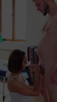 Um marido idoso trouxe uma esposa jovem para comprar um apartamento, e ela transou com um corretor enquanto o marido dormia
