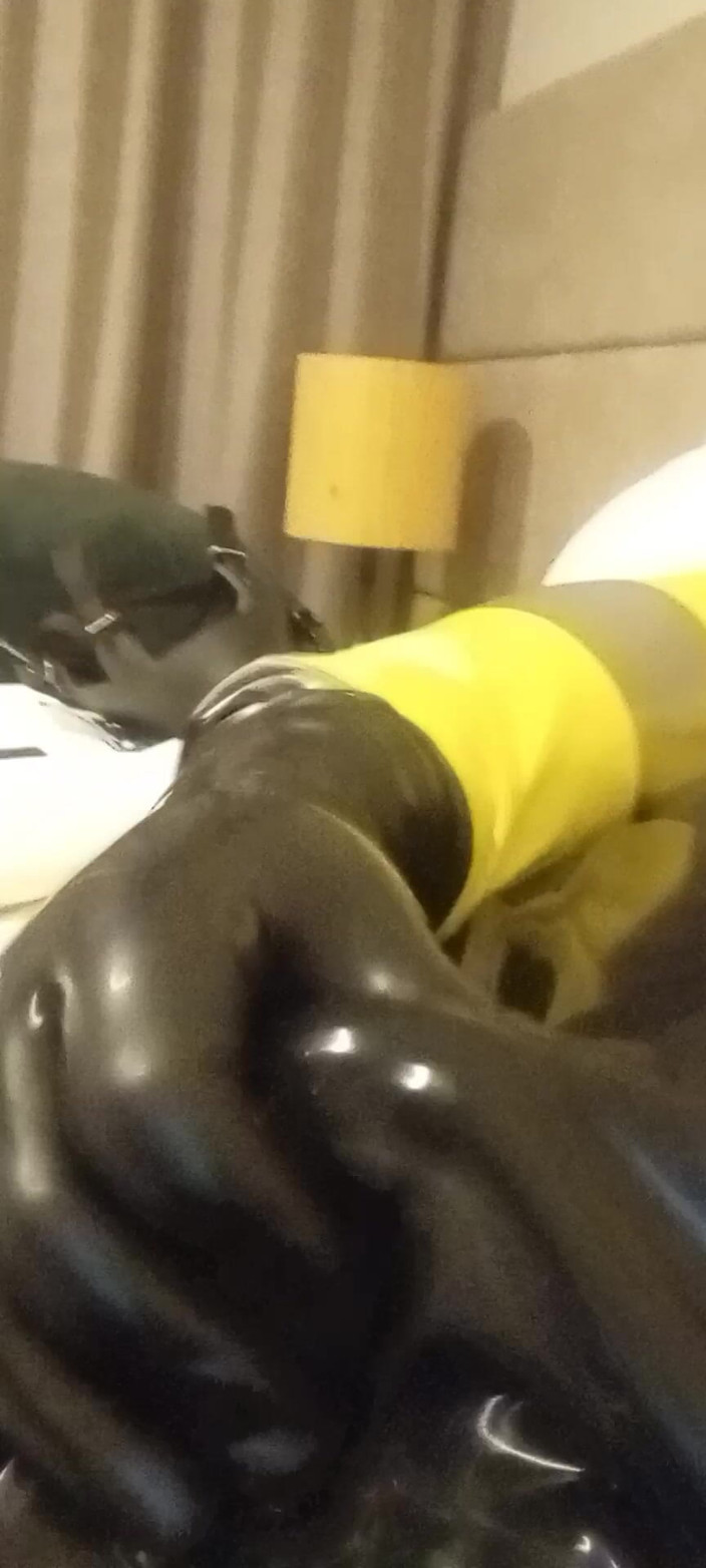 Latex Boy: 3-зірковий готель