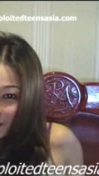 Jill, amatrice philippine exclusive, se fait baiser en multi pos, rebondit en levrette, éjaculation sur le visage et les seins.