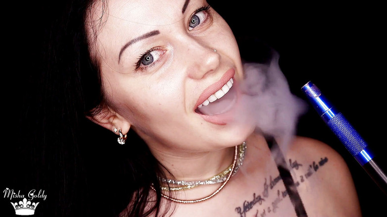 Goddess Misha Goldy: Smyslné kouření &amp; rty fetiš a rtěnka škádlení