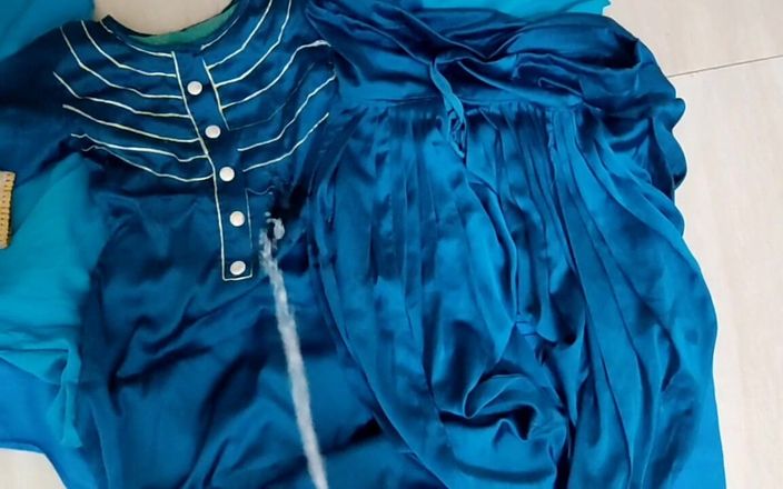 Satin and silky: Porno de pisse en satin et soie - pisse sur le...