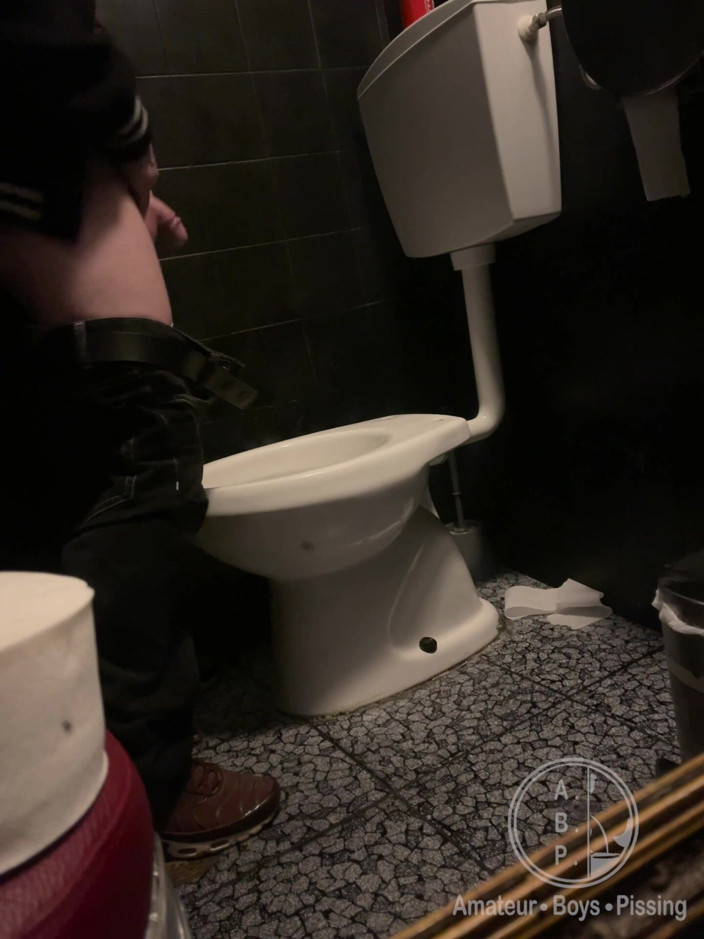 AmateurBoysPissing: Amateur Hetero Jongen Betrapt Op Plassen in Een Toilet in...
