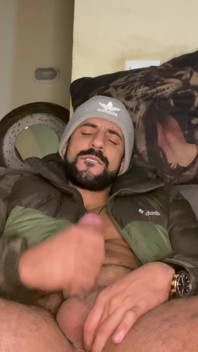 Arab pauzudo cieszy się swoim kutasem