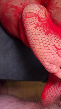 com os pés de gordinha em meias de renda vermelhas e calcinha preta
