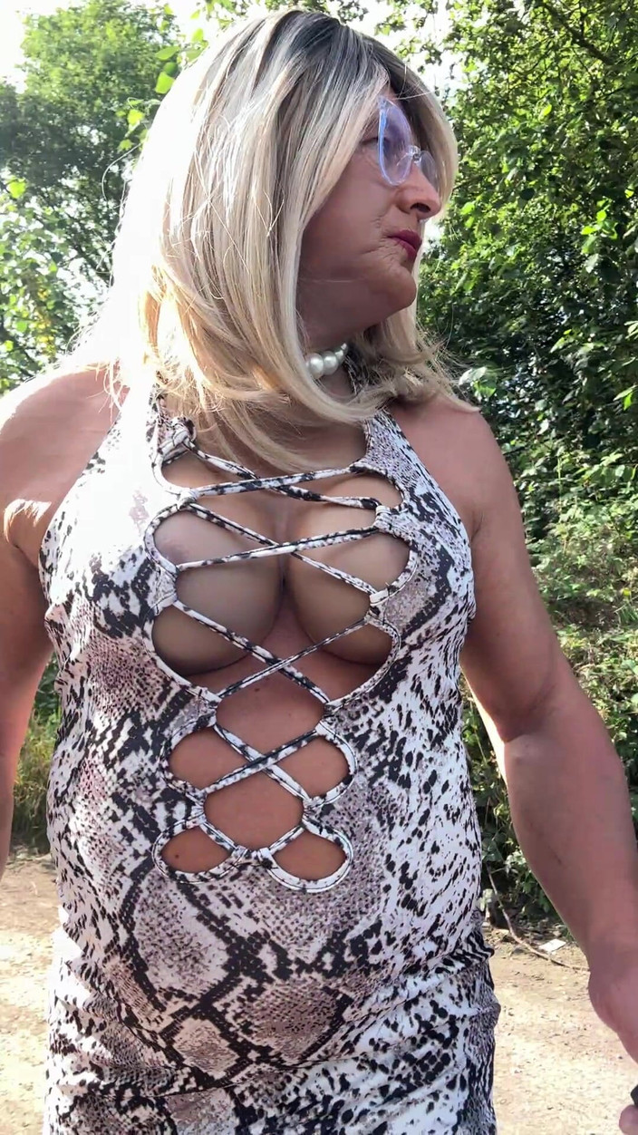 Kellycd2022: 穿着白色动物印花和连裤袜的性感 crossdresser Kellycd2022 享受午后驾车