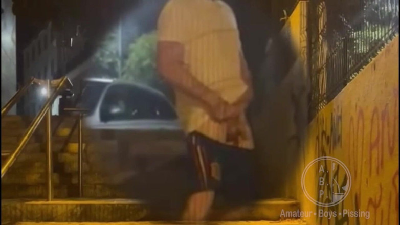 AmateurBoysPissing: Cowok ini kepergok kencing di jalan untuk kedua kalinya di...