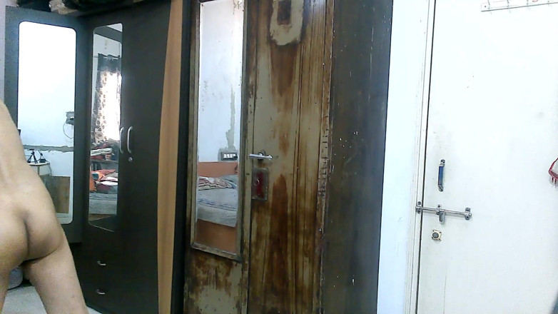 Cute & Nude Crossdresser: Dolce sissy travestito effeminato sweet lecca-lecca in una canottiera.