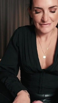 我无情的打手枪！就是这样！你躺下，让自己好而舒适