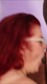 퇴근 전에 황소에게 머리를 주는 발정녀 Liz