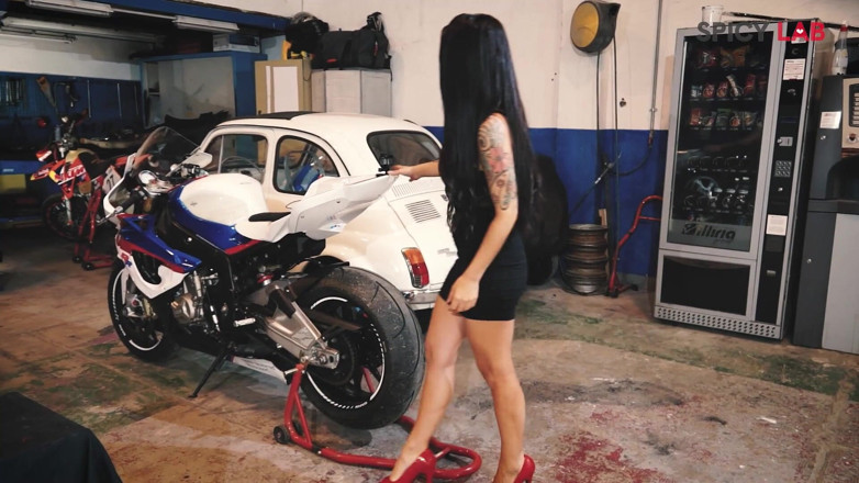 Spicy Lab Production: Troia in garage 1- la miLF troia si scopa un body...