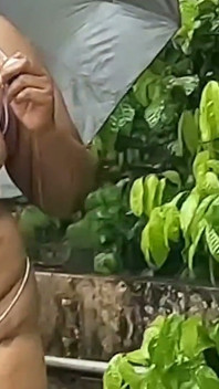 Hermosas chicas gorditas desnudas bajo la lluvia al aire libre Grandes tetas y culo expuestos en público