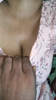 Una ragazza che mostra la struttura per il fidanzato