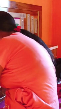 La governante che lavora in casa fa sesso con il suo proprietario, la cameriera ha una figa stretta