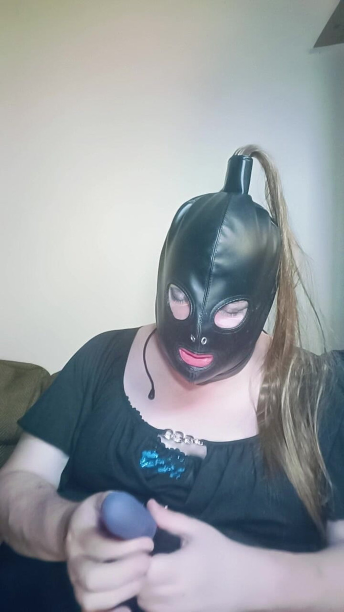 Stephanie-Nicole-TV: Stephanie-Nicole пробует свои руки в качестве рецензента секс-игрушки