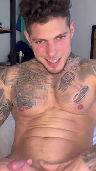 O bucată sexy tatuată care se joacă cu pula și gaura mea grasă