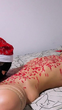 Decorando o corpo de Sinea com cera de vela quente para o Natal e trazendo-a para um orgasmo poderoso!
