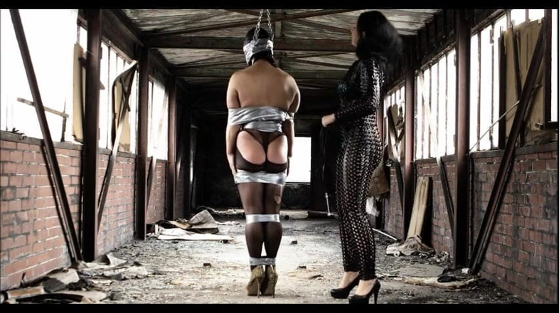 Lady Luciana Di Domizio: O escravo pervertido chicoteando