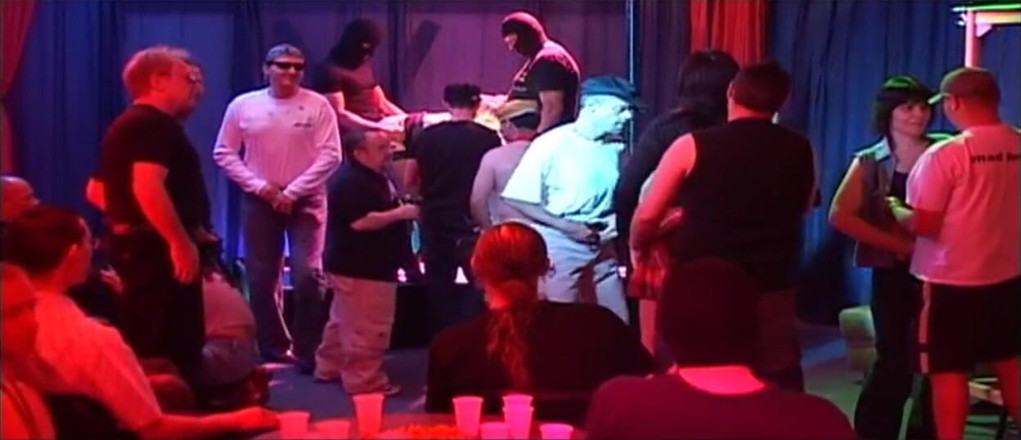Lucky Cooch: Blondes schätzchen gangbang von geiler menschenmenge in wilder club-orgie