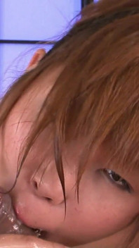 Blonďatá japonská holka kouří chlapa s velkým ptákem a saje mu koule