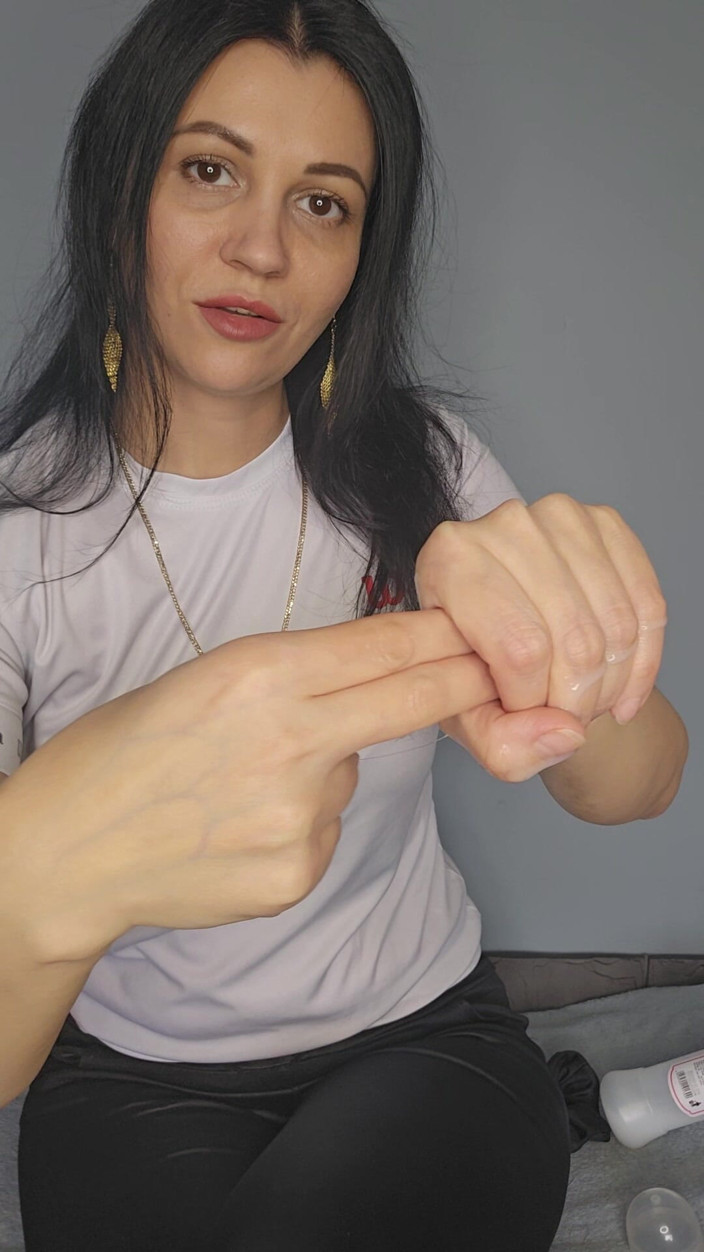 KristinaSlut: Saya mahu meletakkan jari saya ke dalam pantat awak dan...