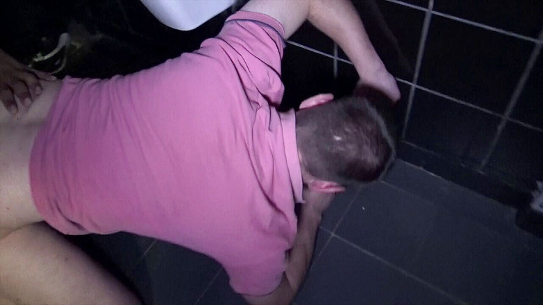 MALIK THE ARAB FUCKER XXL: Dikongkek tanpa kondom oleh Tahar di tandas awam