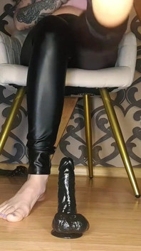 Bodymilk lady angela lagi asik footjob pakai dildo ukuran XL