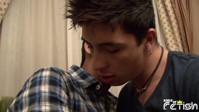 Gay Diaries: Un beau mec suce avec passion la grosse bite de...