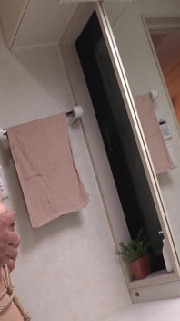 Vdaná Momoka svázaná před zrcadlem, zatímco se její minulost vrací ve temném a intenzivním shledání