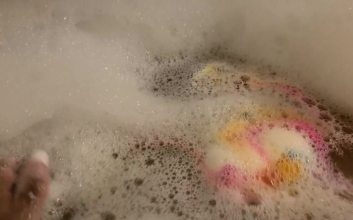 Josie4yourpleasure: Splish Splash ホットママがお風呂に入ってる