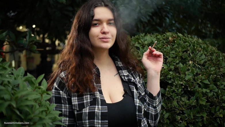 Russian Smokers: Awek Rusia yang manis dan bertetek besar merokok di alam...