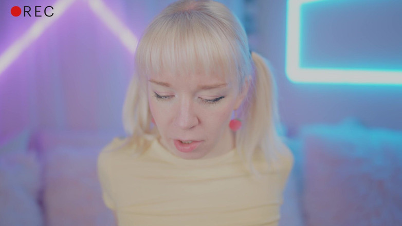 Jolie Lyon: Profesoara îmi fute pizda pe cameră