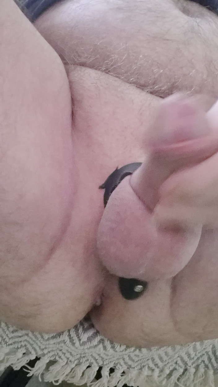 Pellefnatt: Dziadek siedzi w podnóżku i bawi się swoim małym kutasem...