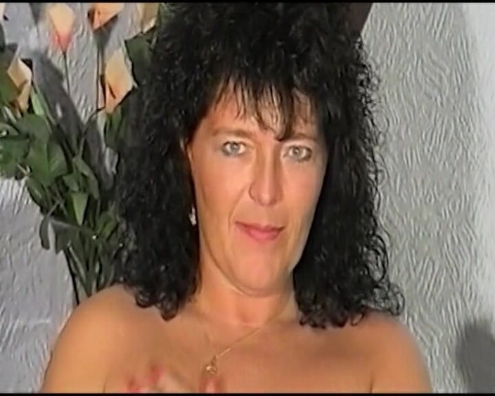 German's Old Chicks: Nenek jerman yang gemuk lagi asik muasin memeknya pakai mainan...