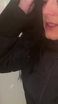 Mama vitregă a fost futută în față. Ejaculare pe jachetă fluffy.