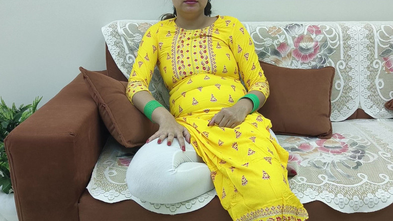 Saarabhabhi6: Indian Desi Kobieta w Sari na kanapie pokazuje swoje piersi